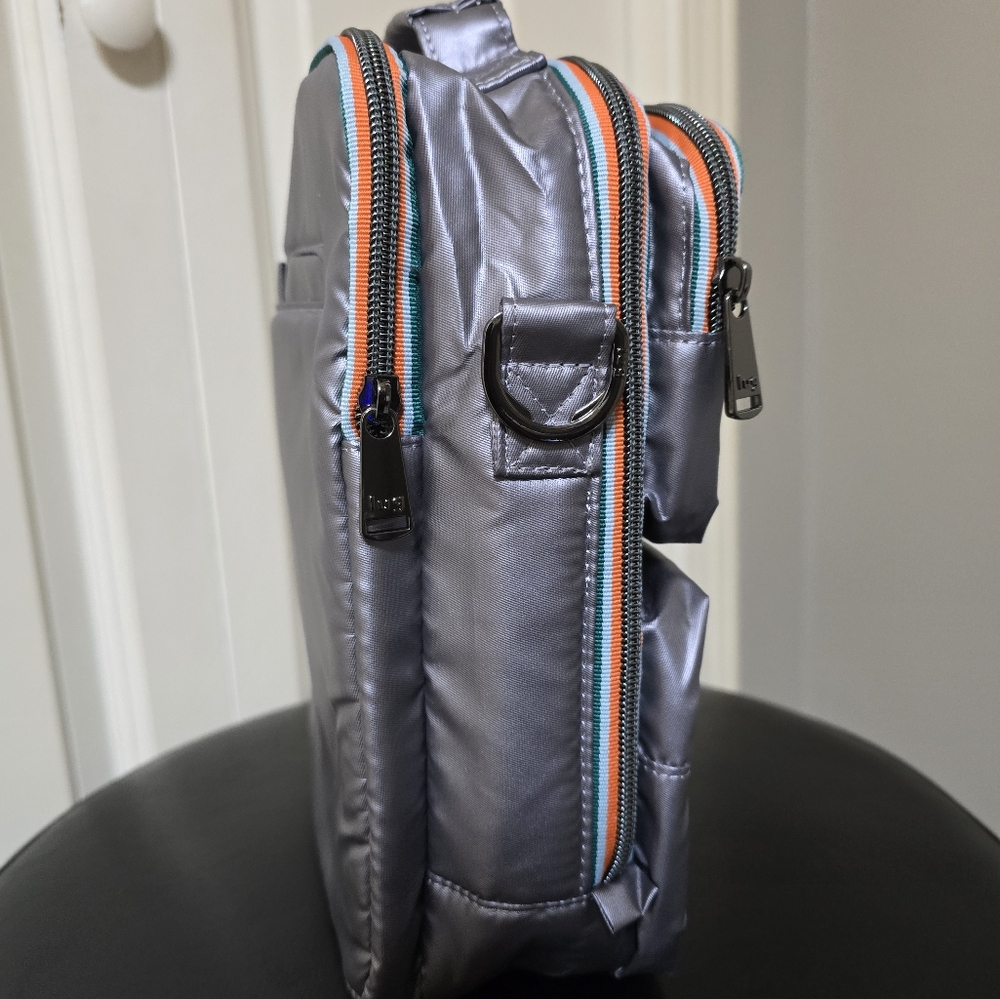 New Lug Medium Cargo Crossbody Wrangler - Color: Metallic Pearl - Picture 4 of 9